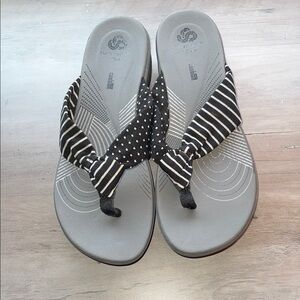 Clarks Black and White cloud steppers Sandals